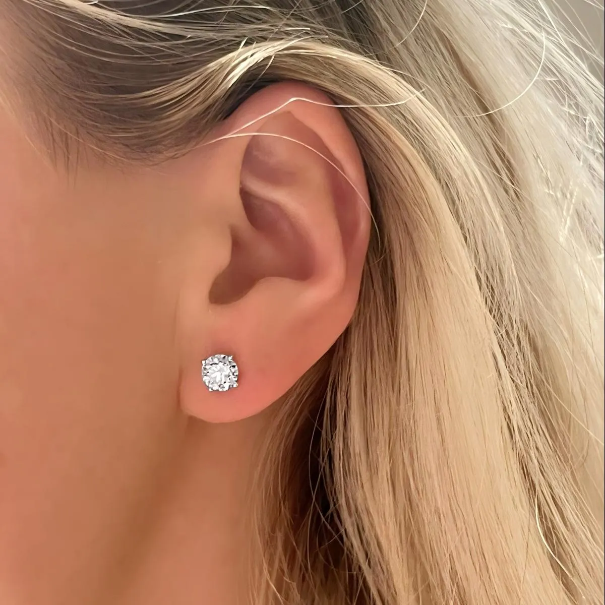 Diamond stud earring